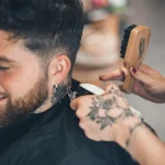 bart-haare-schneiden-mann-tattoo-stylen