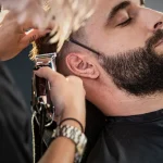 frau-rasiert-mann-haare-barber